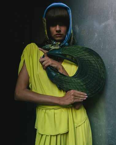 BOLSO "BIVALDA" OVALADO EN PIEL VERDE